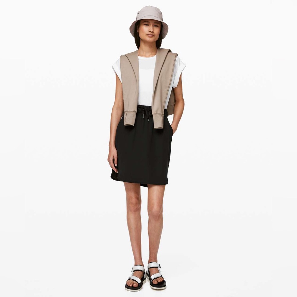 Lululemon Athletica On The Fly Woven Skirt with Pockets in Black